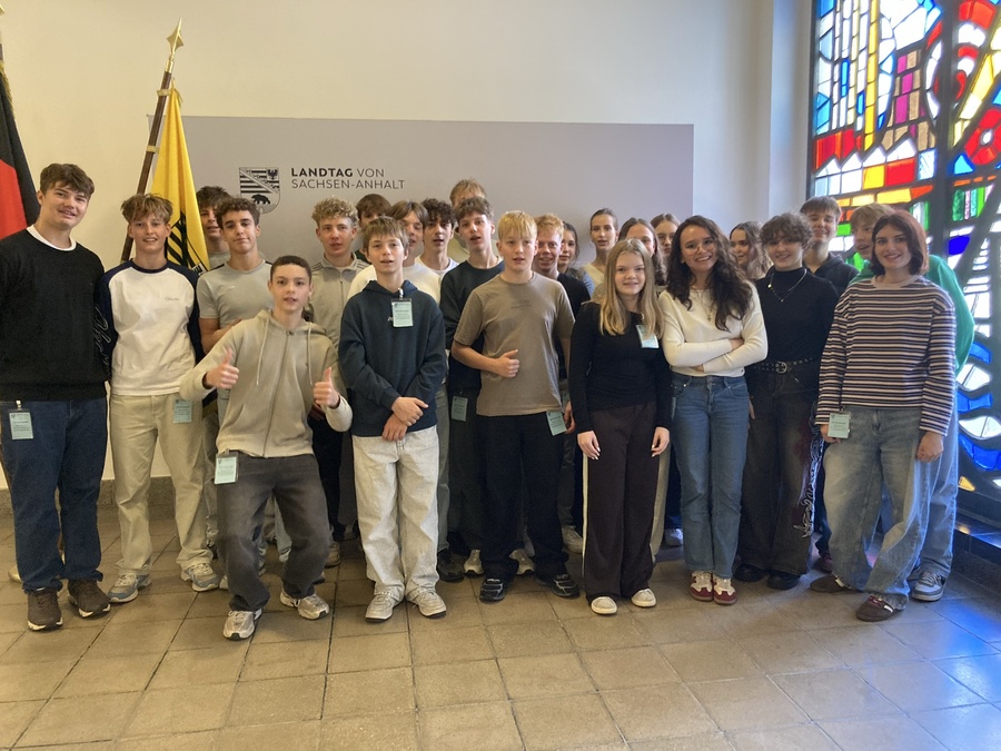 Titelbild: Die 9c auf Erkundungstour im Landtag von Sachsen-Anhalt