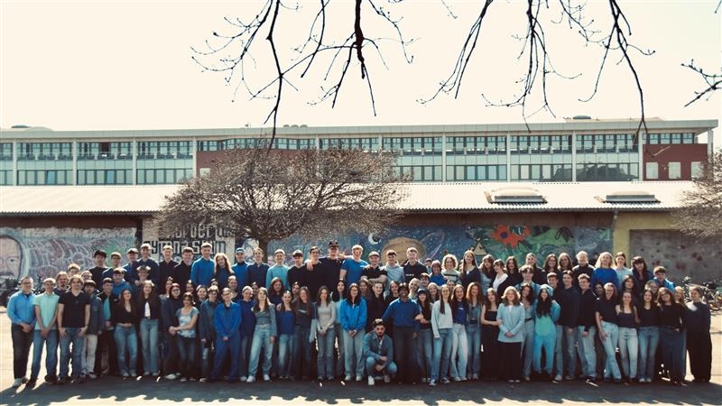 Titelbild: Unsere 12er verabschieden sich farbenfroh: Montag in blau!