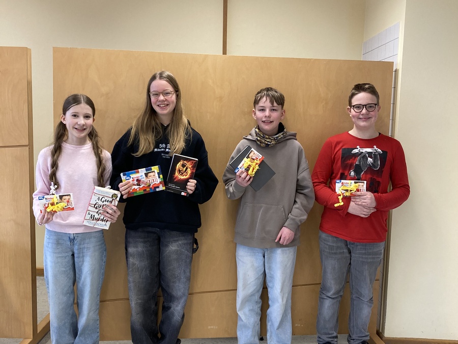Titelbild: We proudly present our new queen- YEAR 7 READING COMPETITION