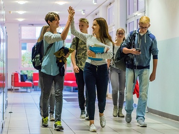 Titelbild: Soziale Dienste an Mitgliedern der Schulgemeinschaft