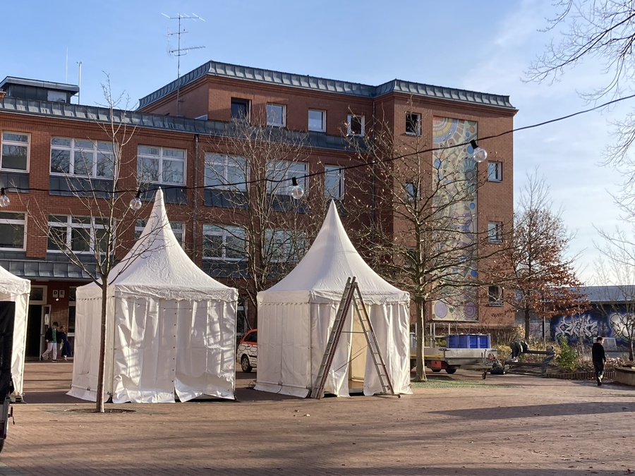 Titelbild: Heute Weihnachtsmarkt- die Vorbereitungen laufen