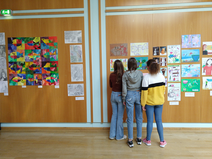 Titelbild: Einladung zum Besuch unserer Schul-Kunst-Ausstellung in der Aula 