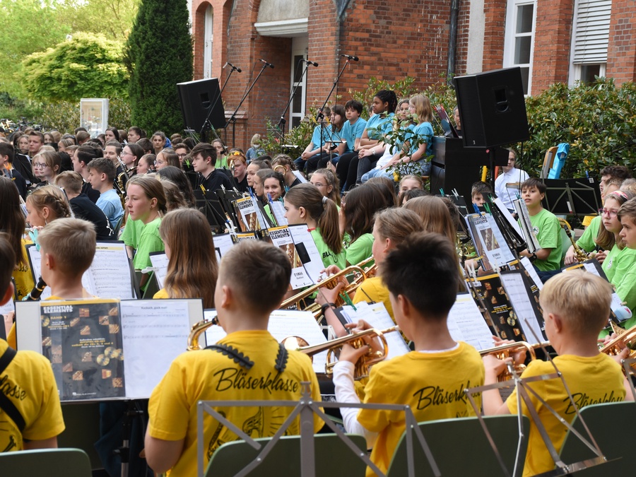 Titelbild: Frühlingskonzert am 5. Mai auf dem Schulhof