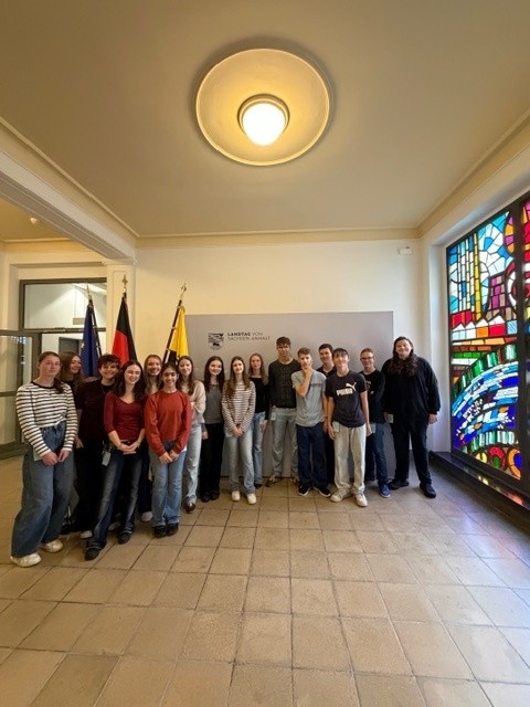Titelbild: Die Klasse 9b zu Besuch im Landtag